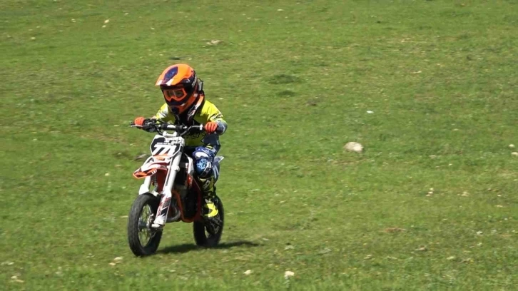 Anaokullu motokrosçu Ura Alp, yarışlarda şampiyonluk kovalıyor
