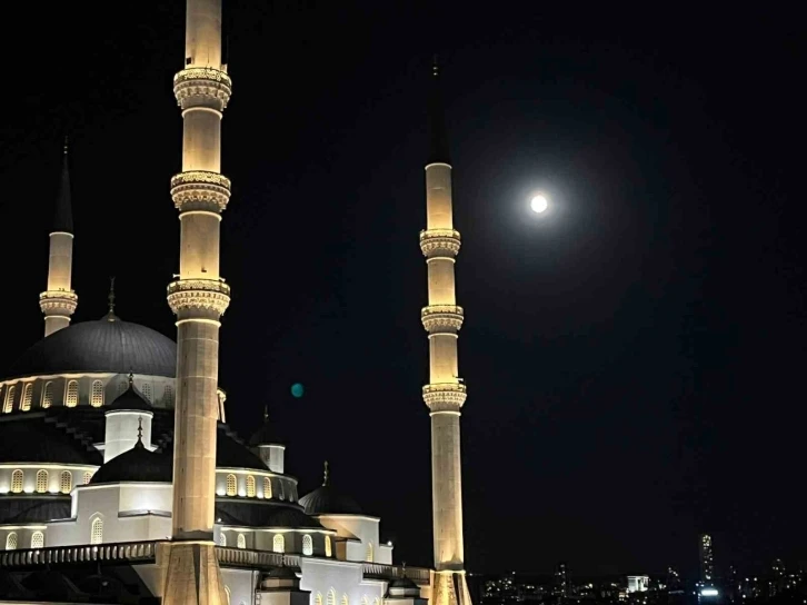 Ankara’da “Süper Ay” geceyi aydınlattı
