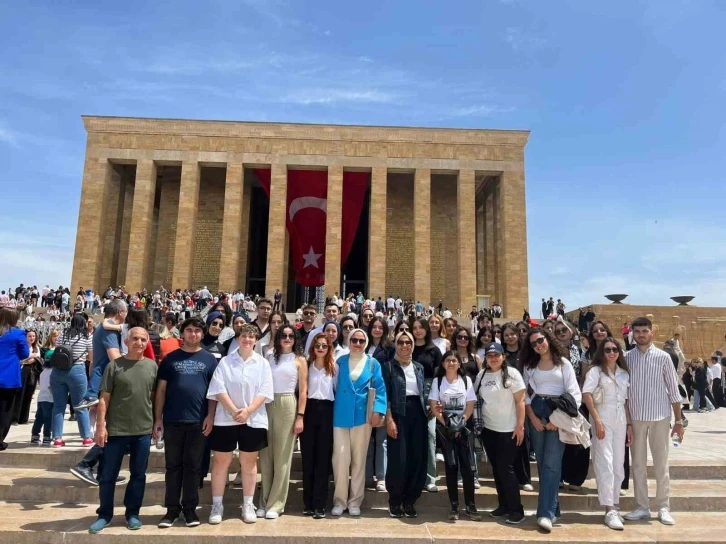 Antalya Büyükşehir Belediyesi öğrenci yurtlarında kalan gençler Anıtkabir’i ziyaret etti
