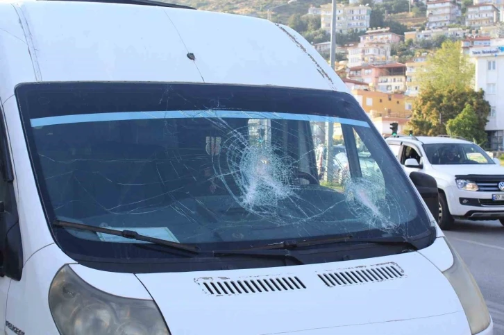 Antalya’da öğrencilerin bulunduğu servis aracına sopalı saldırı
