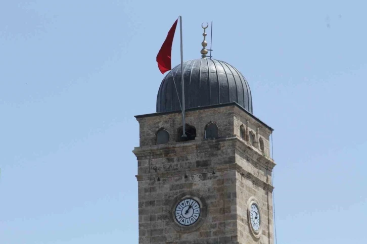 Antalya’da Saat Kulesi’ne dikilen bayrağa yapılan itiraza Vali Şahin son noktayı koydu
