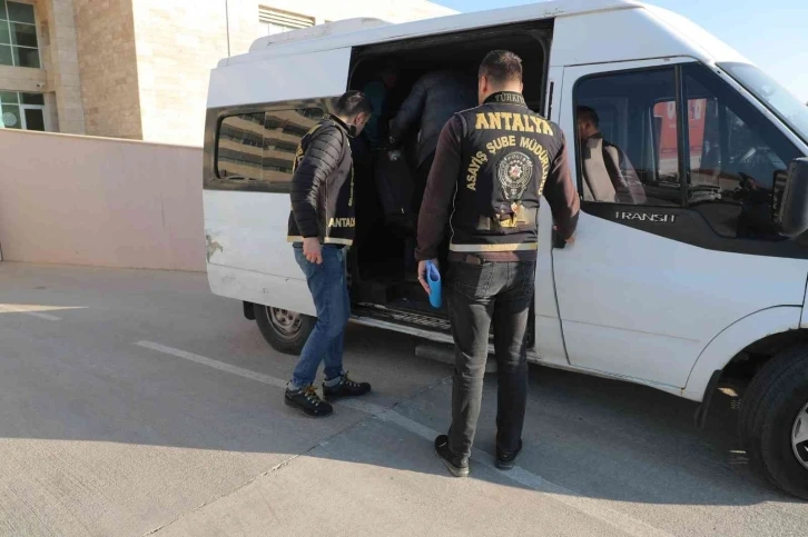 Antalya’da toplam 84 yıl hapis cezasıyla aranan 5 firari yakalandı
