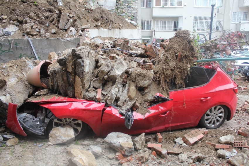 İstinat duvarı çöktü: 2 araç enkaz altında kaldı