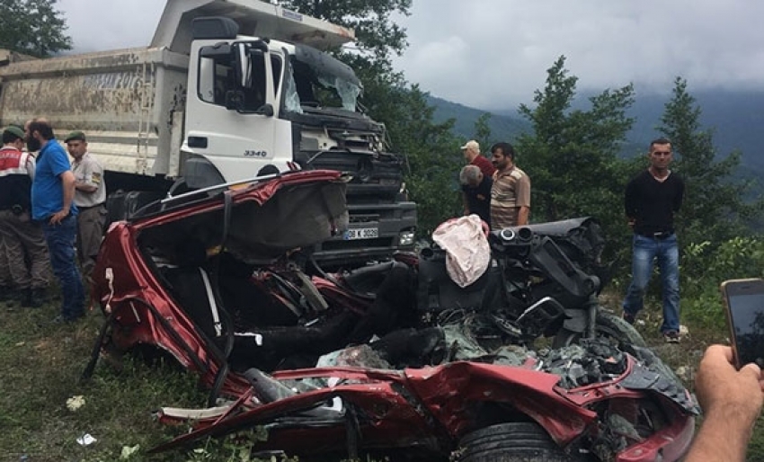 Artvin'de otomobil ile kamyon çarpıştı: 3 ölü, 3 yaralı