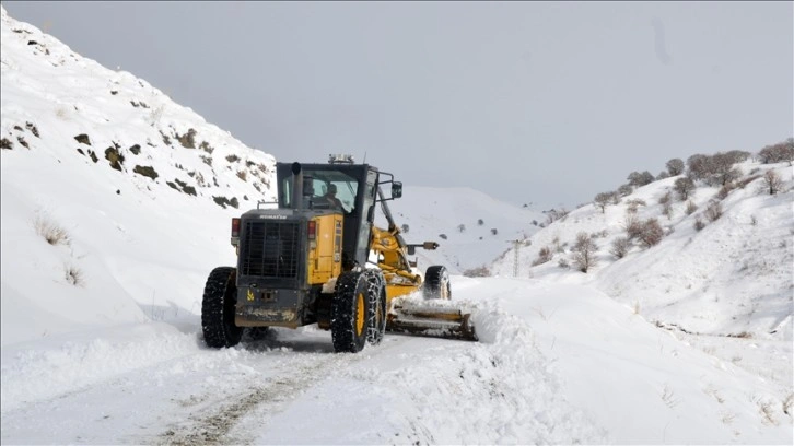 Ardahan ve Ağrı'da kardan kapanan köy yollarının büyük bölümü açıldı