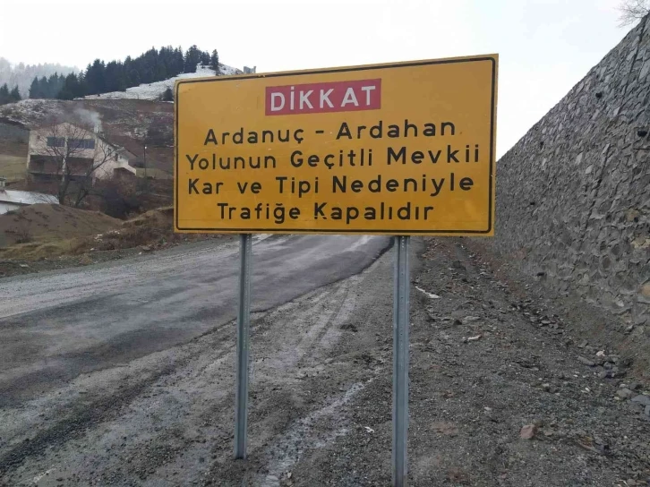 Artvin-Ardanuç-Ardahan karayolu kar nedeniyle ulaşıma kapandı
