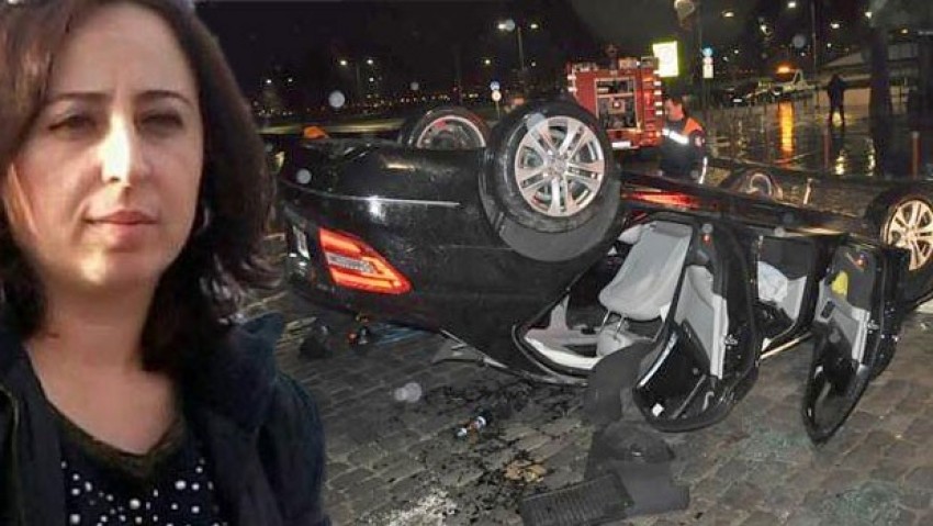 Otomobil kaza yaptı, 'sunroof’a başı sıkışan kadın öldü