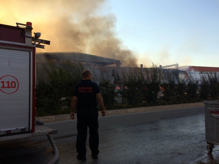 İzmir'deki fabrikada büyük yangın
