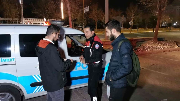 Aksaray'da ATM'nin önünde buldukları parayı polise teslim ettiler