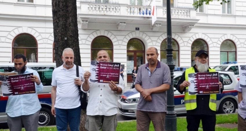 Avusturya'da Katar'a destek gösterisi