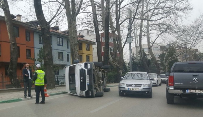 Bursa'da öğrenci servisi yan yattı
