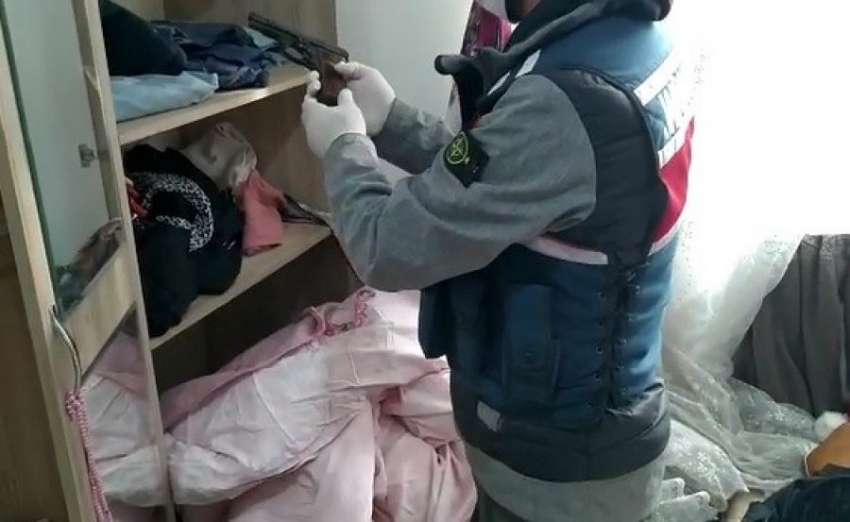 Bursa'da silah kaçakçısının evine şok baskın