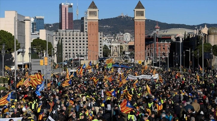 Ayrılıkçı Katalanlar, İspanya-Fransa hükümetler arası zirveyi protesto etti