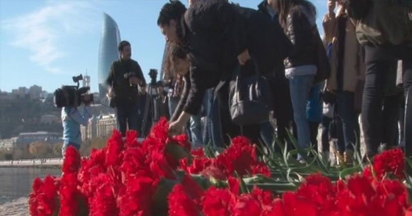 Azerbaycan’da kayıp işçilere çiçekli anma