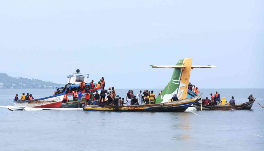 Göle düşen yolcu uçağında 3 kişi öldü