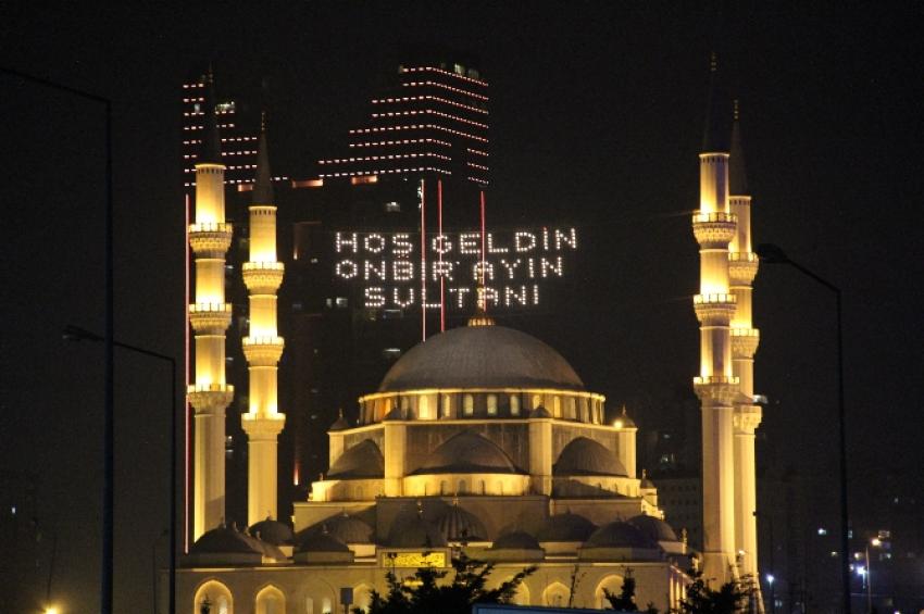 Mahyalar İstanbul’u aydınlattı