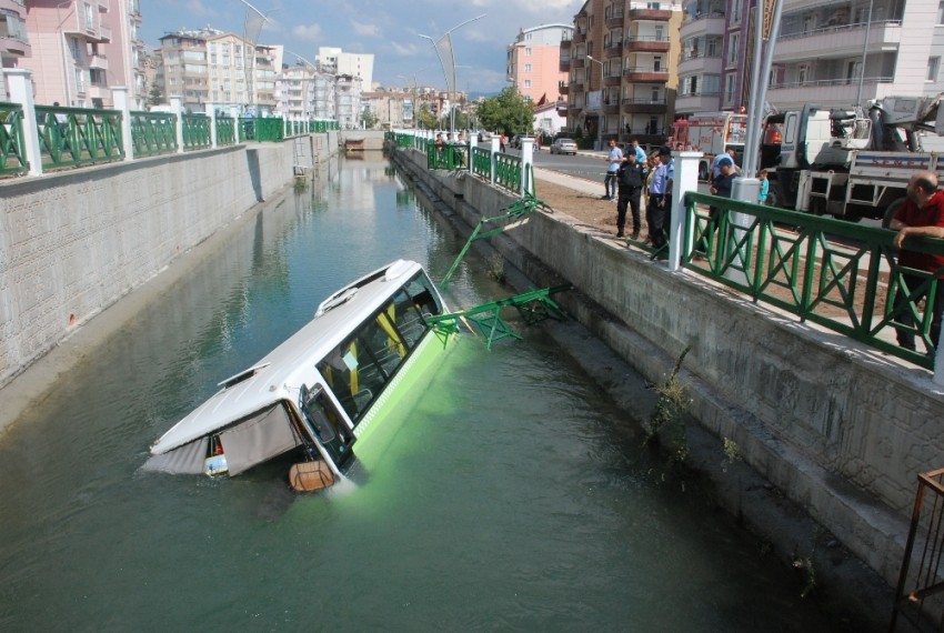 Midibüs sulama kanalına düştü: 5 yaralı