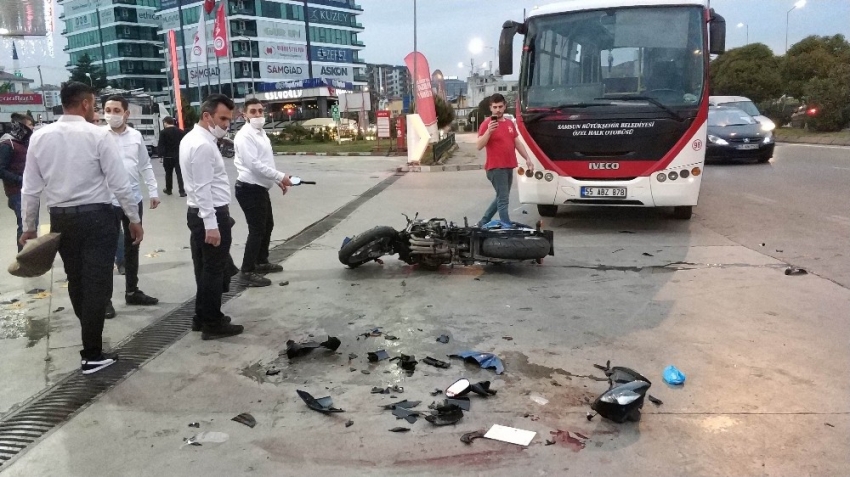 Samsun’da halk otobüsü ile çarpışan motosikletteki gençler ağır yaralandı