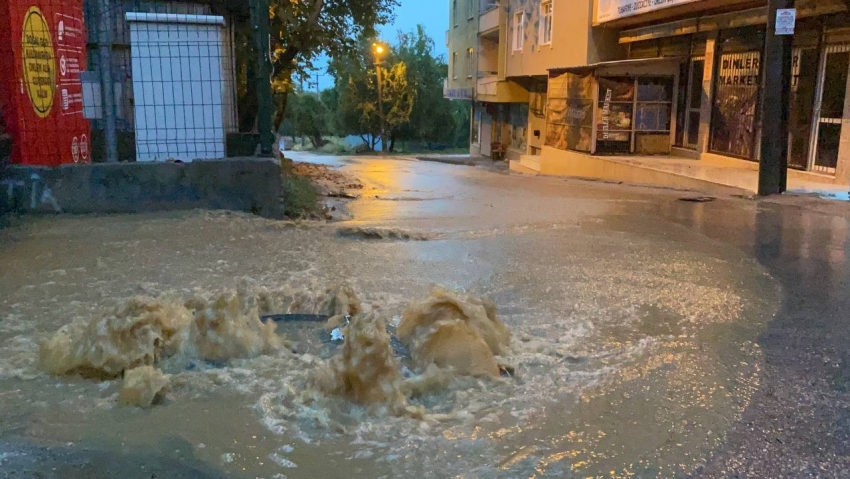 Bursa’da birçok ev ve iş yerini su bastı