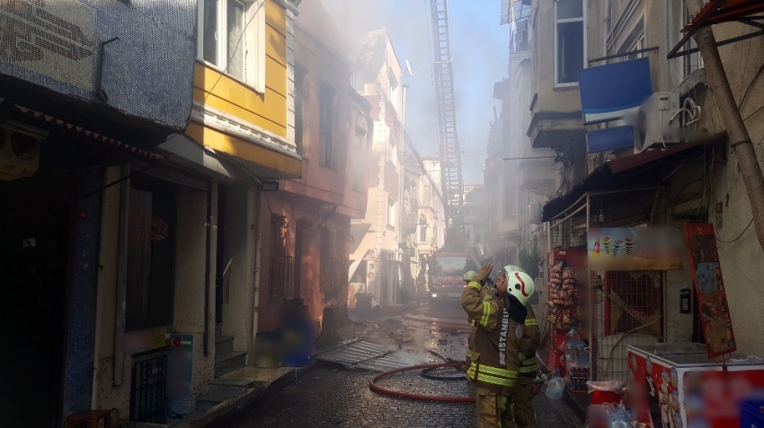 İstanbul’da bina yangını: Çatı çöktü