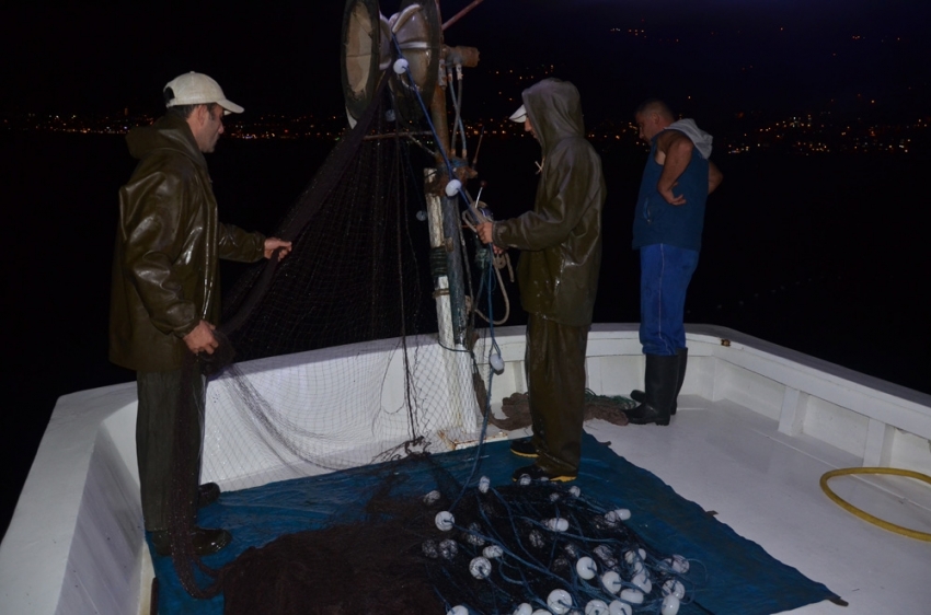 Karadenizli balıkçıların gece mesaisi