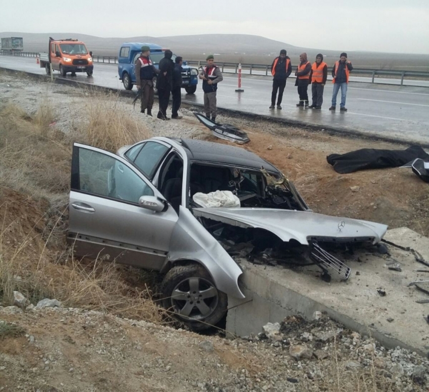 Konya’da otomobil menfeze çarptı: 2 ölü, 1 yaralı
