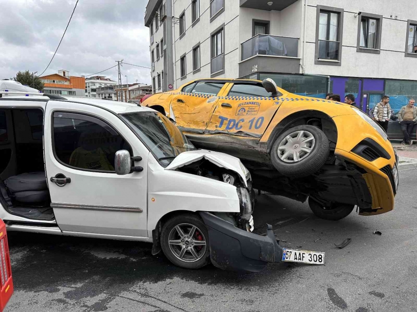 İki ticari araç çarpıştı: 4 yaralı
