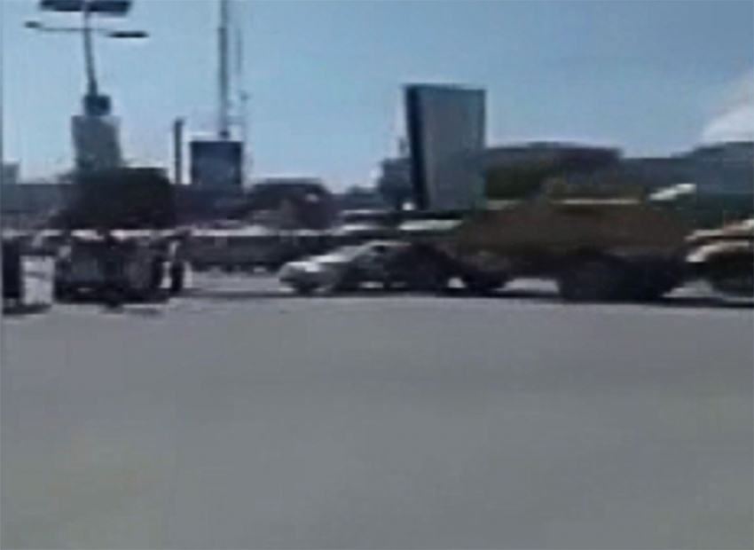 Somali’de askeri araç otomobili böyle sürükledi