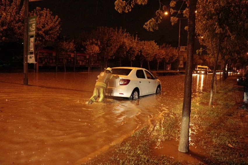 İstanbul’da araçlar mahsur kaldı