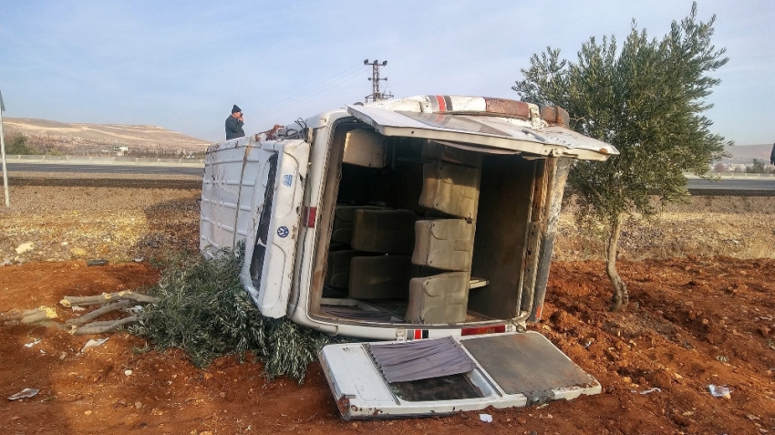 Zeytin işçilerini taşıyan minibüs takla attı: 15 yaralı