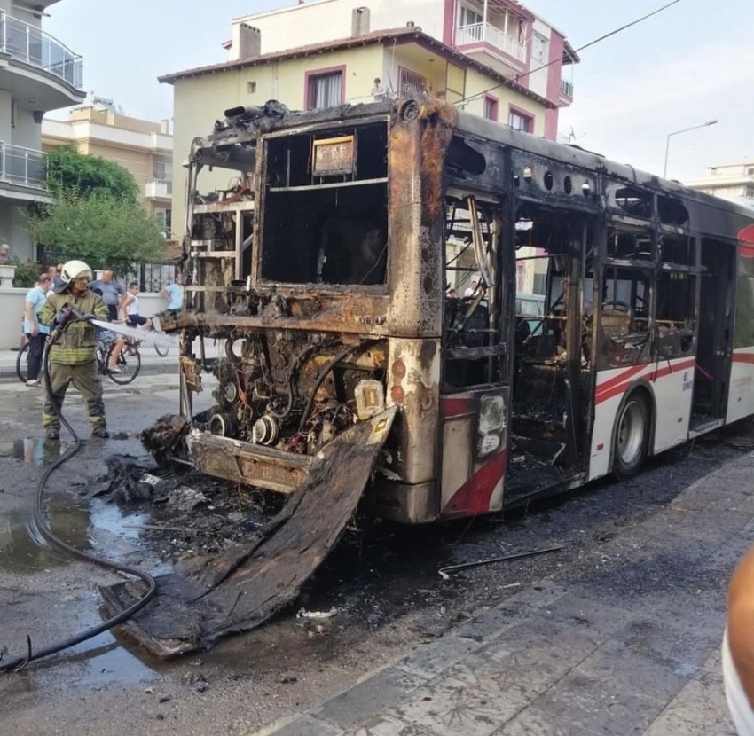 Belediye otobüse alev alev yandı
