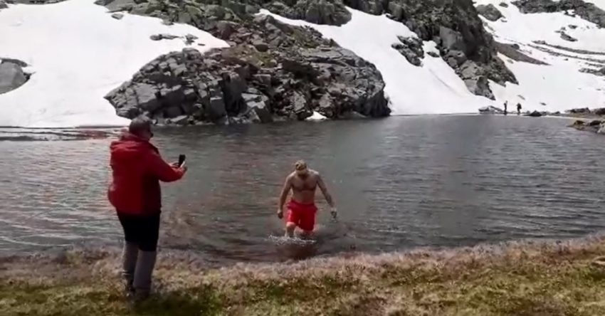 Bursalı doğasever 2 bin 200 metrede doğal havuzda serinledi