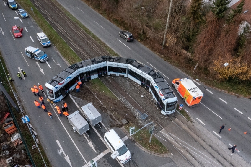Almanya’da kamyon ile tramvay çarpıştı
