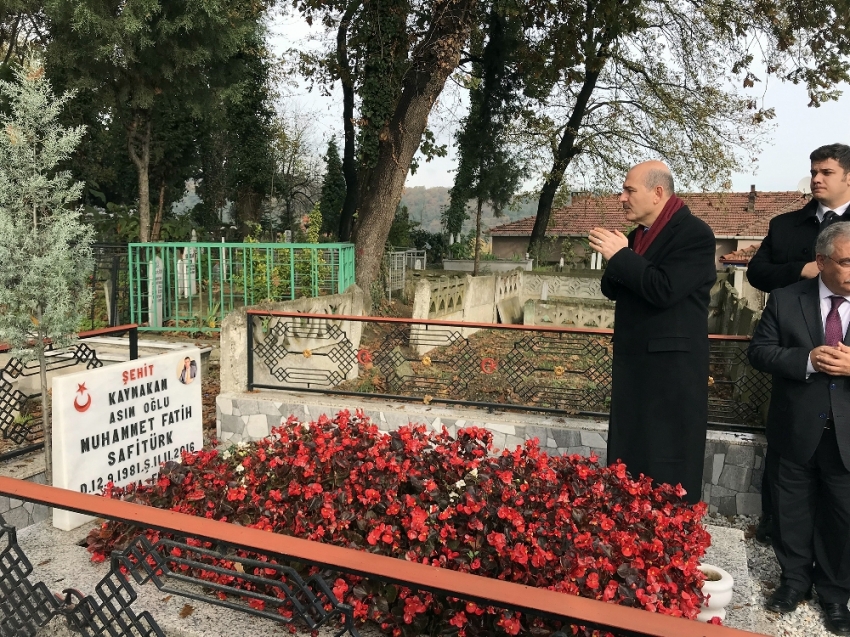 Soylu, şehit kaymakam Safitürk’ün mezarı başında dua etti