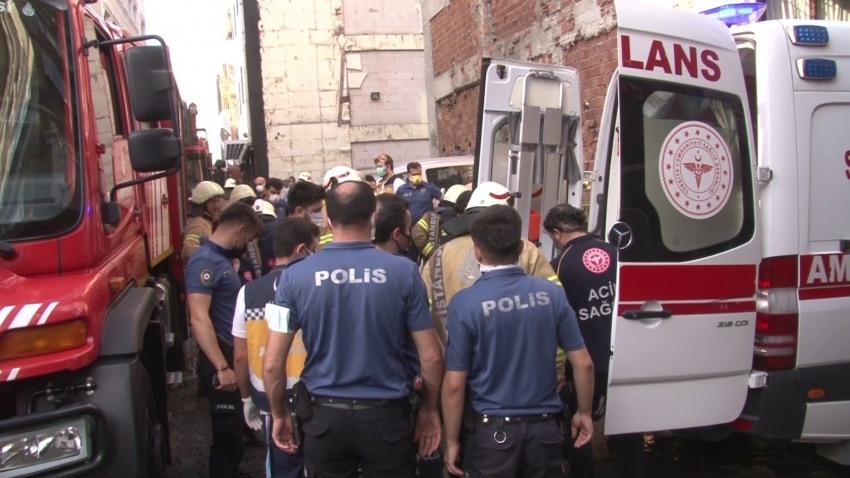 Kadıköy’de 5 katlı apartmanda çıkan yangında 1 kişi hayatını kaybetti