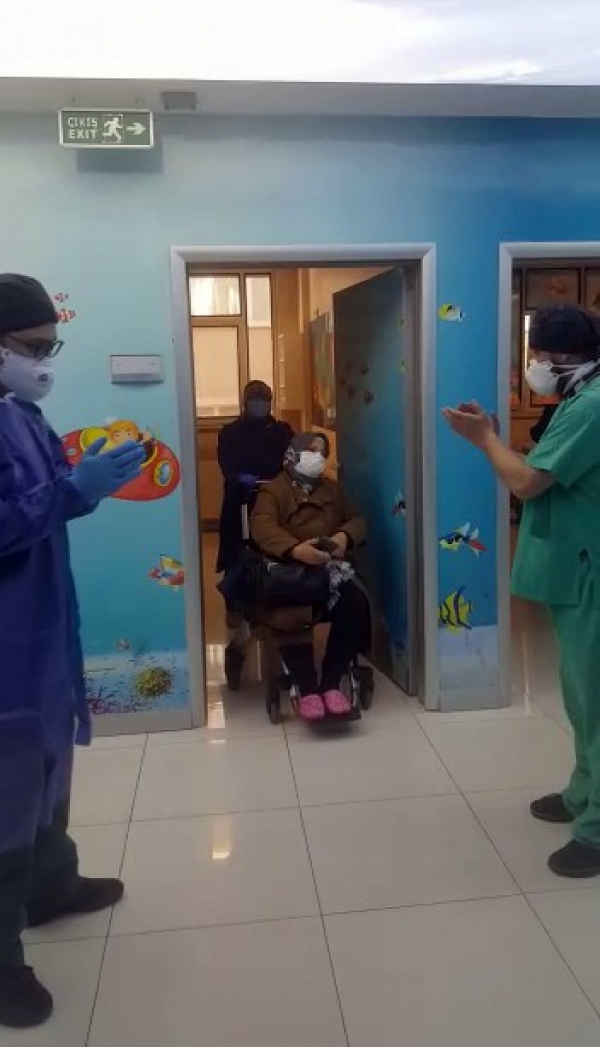 Korona virüsü yenen hasta, alkışlarla taburcu edildi