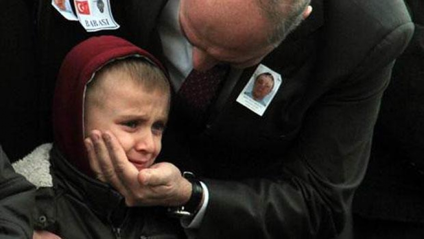 6 yaşındaki Eymen, şehit babası için saf tuttu