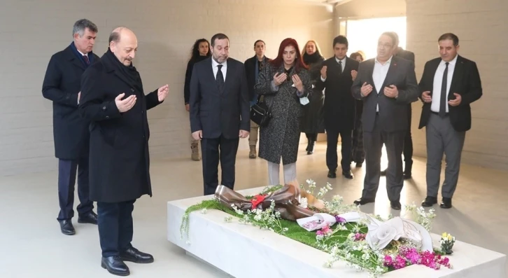 Bakan Bilgin, Denktaş ve Küçük’ün anıt mezarlarını ziyaret etti

