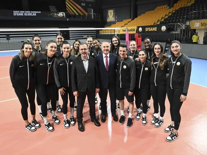 Bakan Kasapoğlu ile Guidetti voleybolcularla buluştu