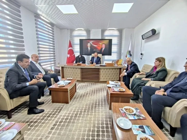 Bakan Özhaseki, Doğanşehir Belediyesi’ni ziyaret etti
