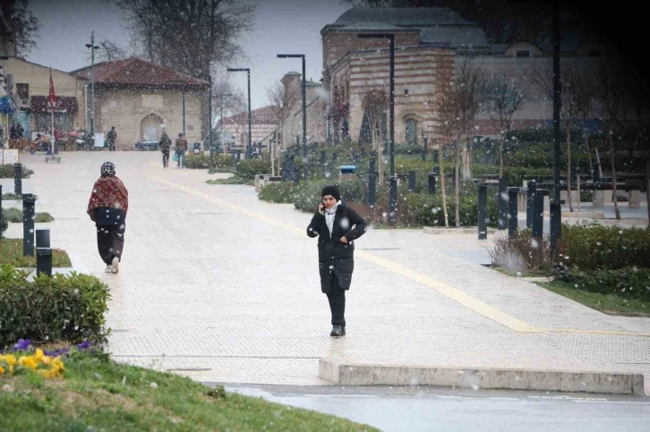 Balkanlar’dan gelen kar yağışı Edirnelileri mutlu etti
