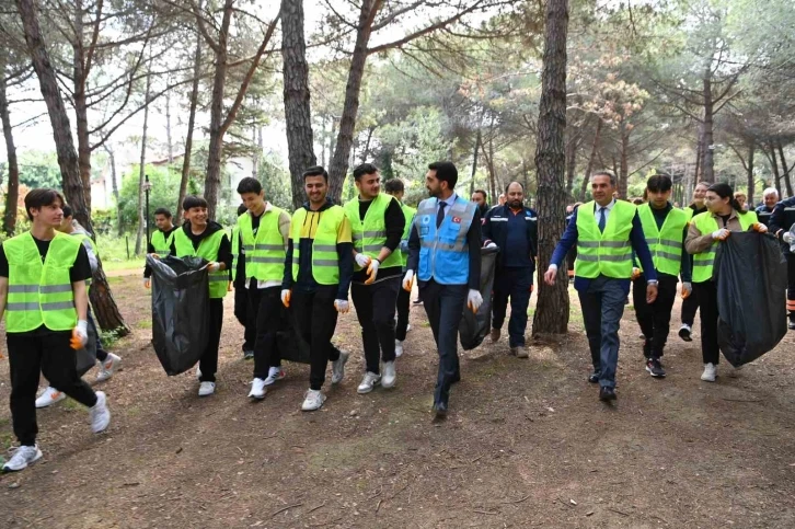 Başkan Bingöl, gençlerle orman temizliği yaptı
