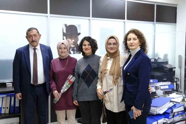 Başkan Vidinlioğlu’ndan belediyenin kadın çalışanlarına 8 Mart kutlaması
