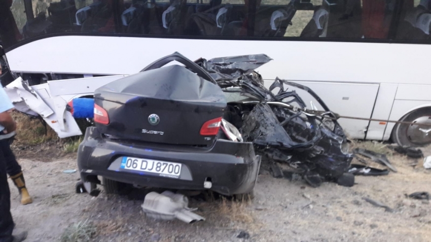 AK Parti üyelerini taşıyan otobüsle otomobil çarpıştı: 4 ölü, 13 yaralı