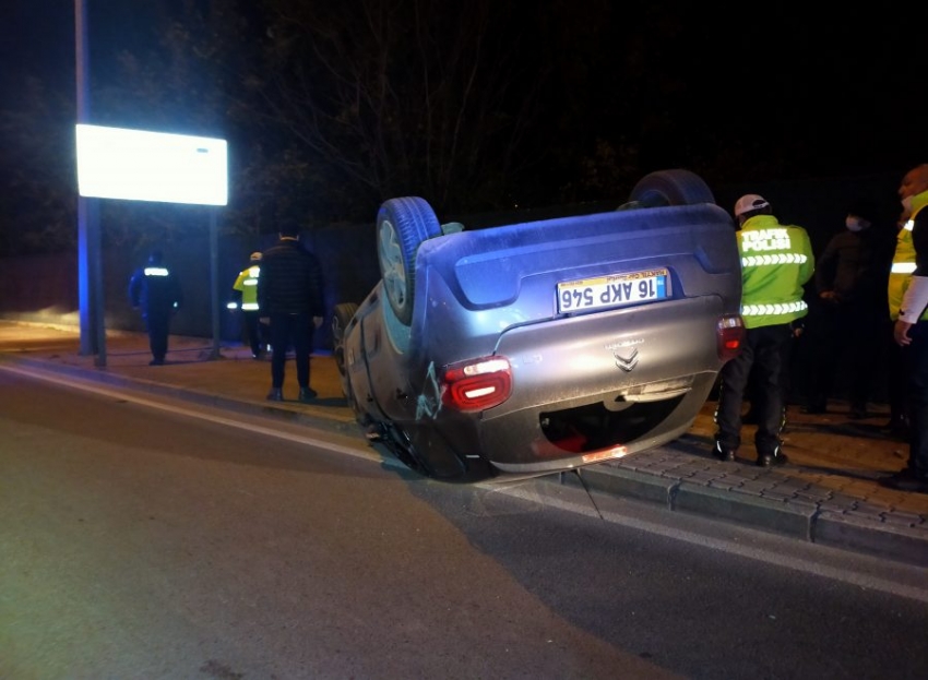 Bursa'da paket servisine çıkan otomobil kaza yaptı