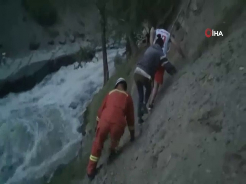 Taşan nehirde mahsur kalan 38 turist kurtarıldı