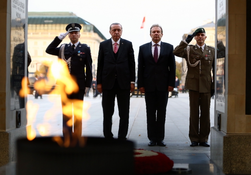 Erdoğan, Meçhul Asker Anıtı’na çelenk bıraktı