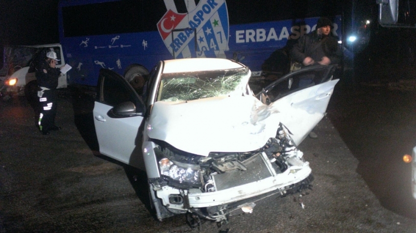 Erbaaspor kulüp otobüsü kaza yaptı: 1 ölü, 3 yaralı