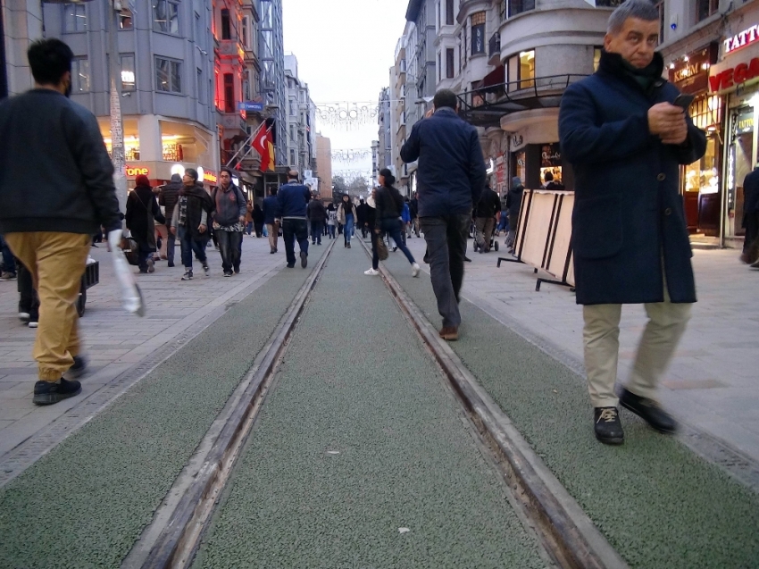 İstiklal Caddesi’ndeki tramvay yoluna yeşil çuha