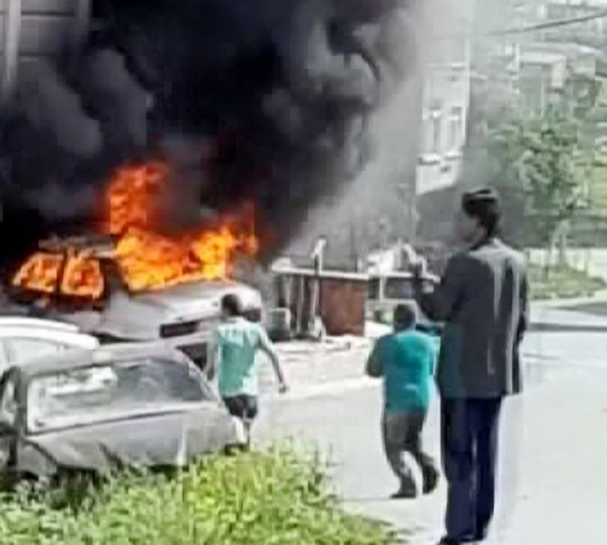 Arnavutköy’de park halindeki araç alev alev yandı